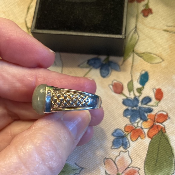 Jade sterling silver ring, beautiful! Size 6. Perfect for the Spring! 🍄🐸🍀🪲🌸 - Picture 4 of 6